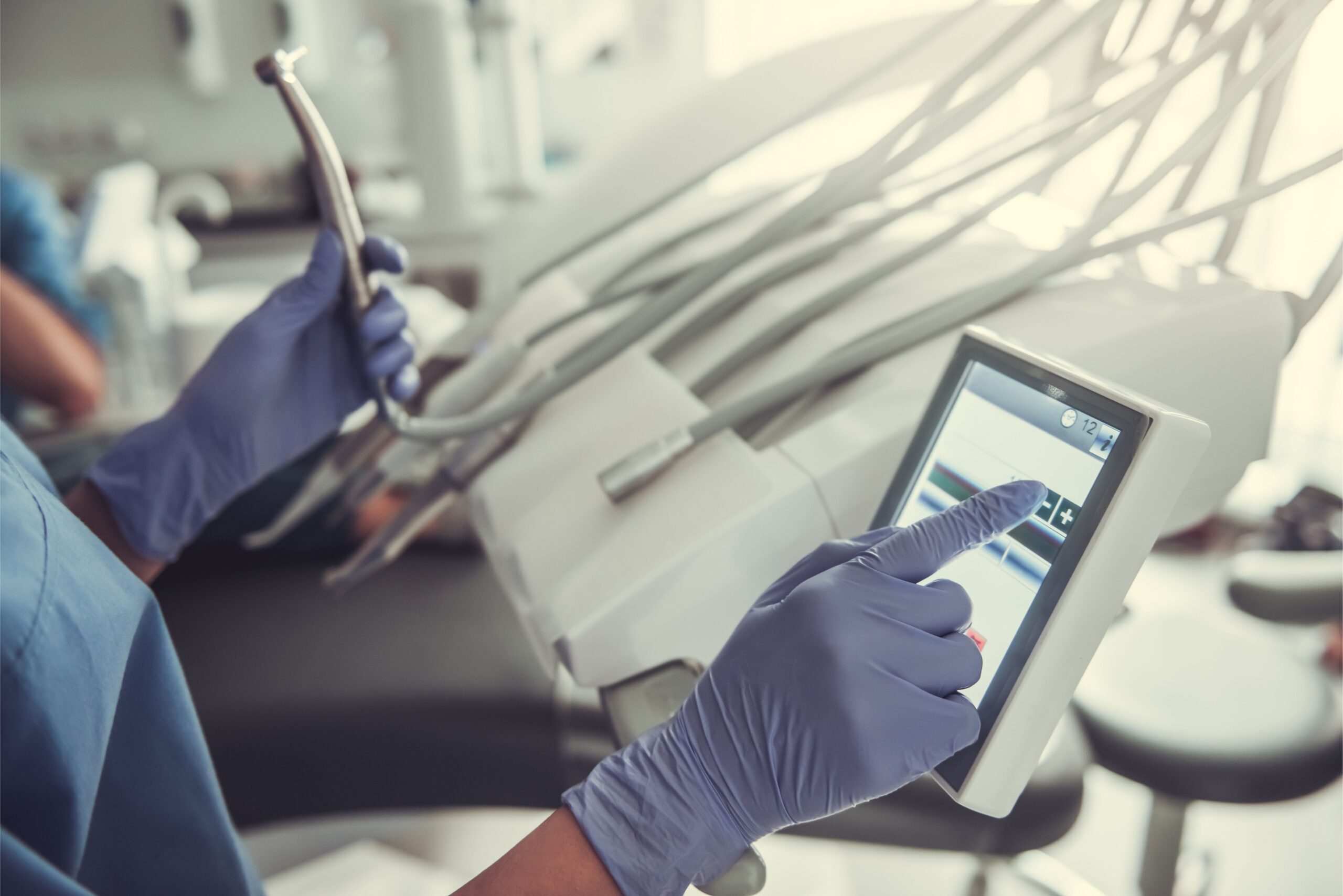 dentista en clínica dental