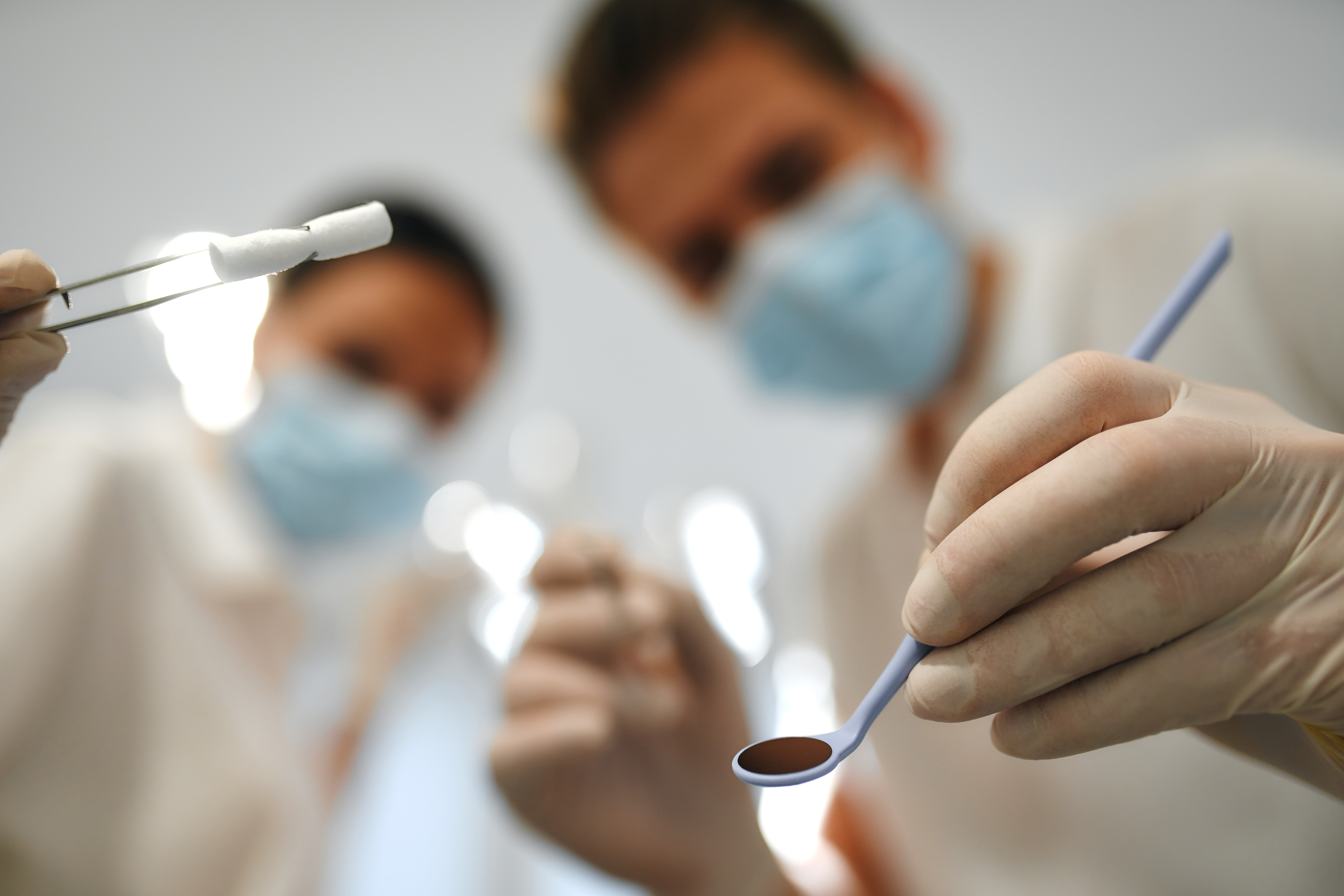 Dentistas realizando intervención