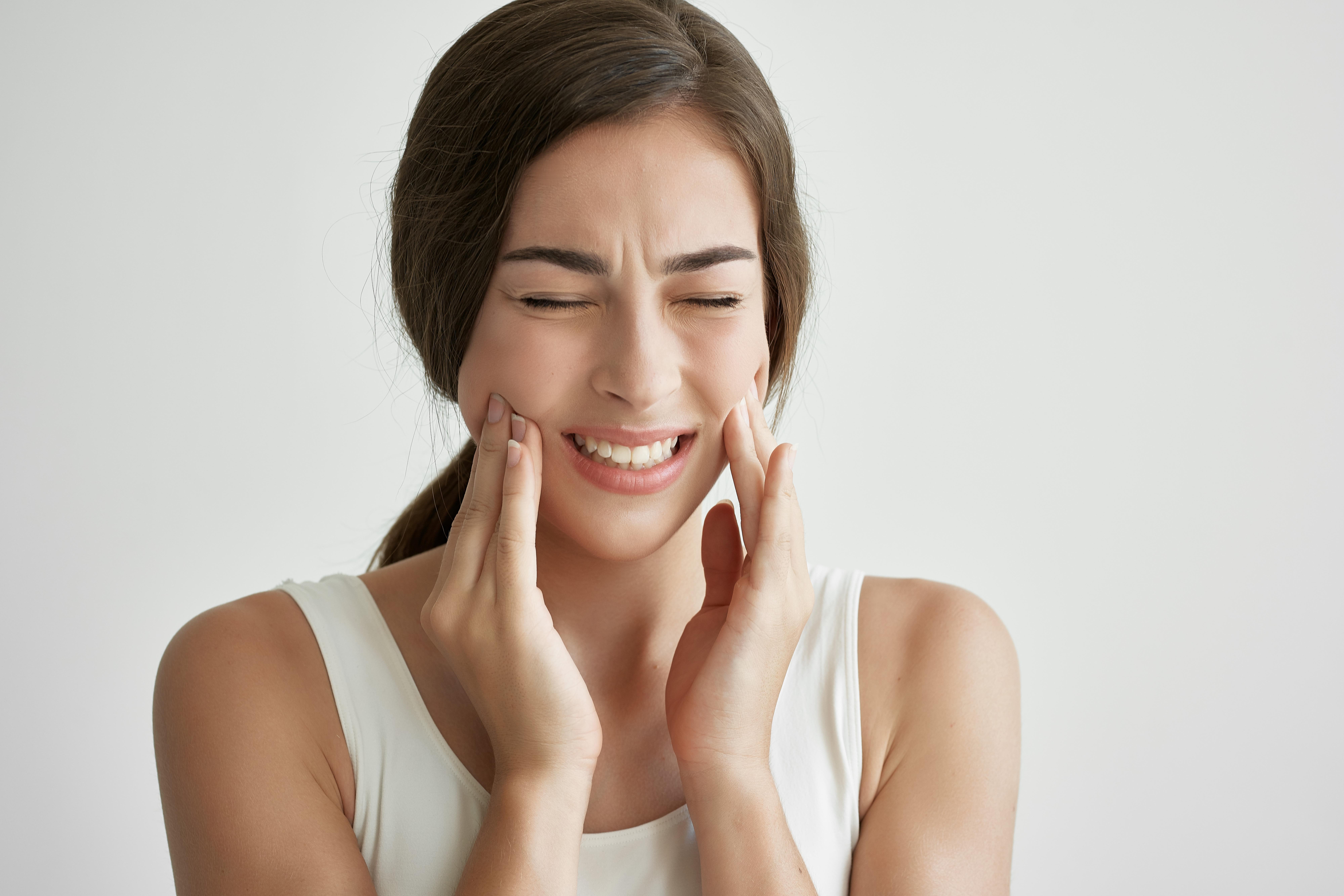 mujer con dolor de boca